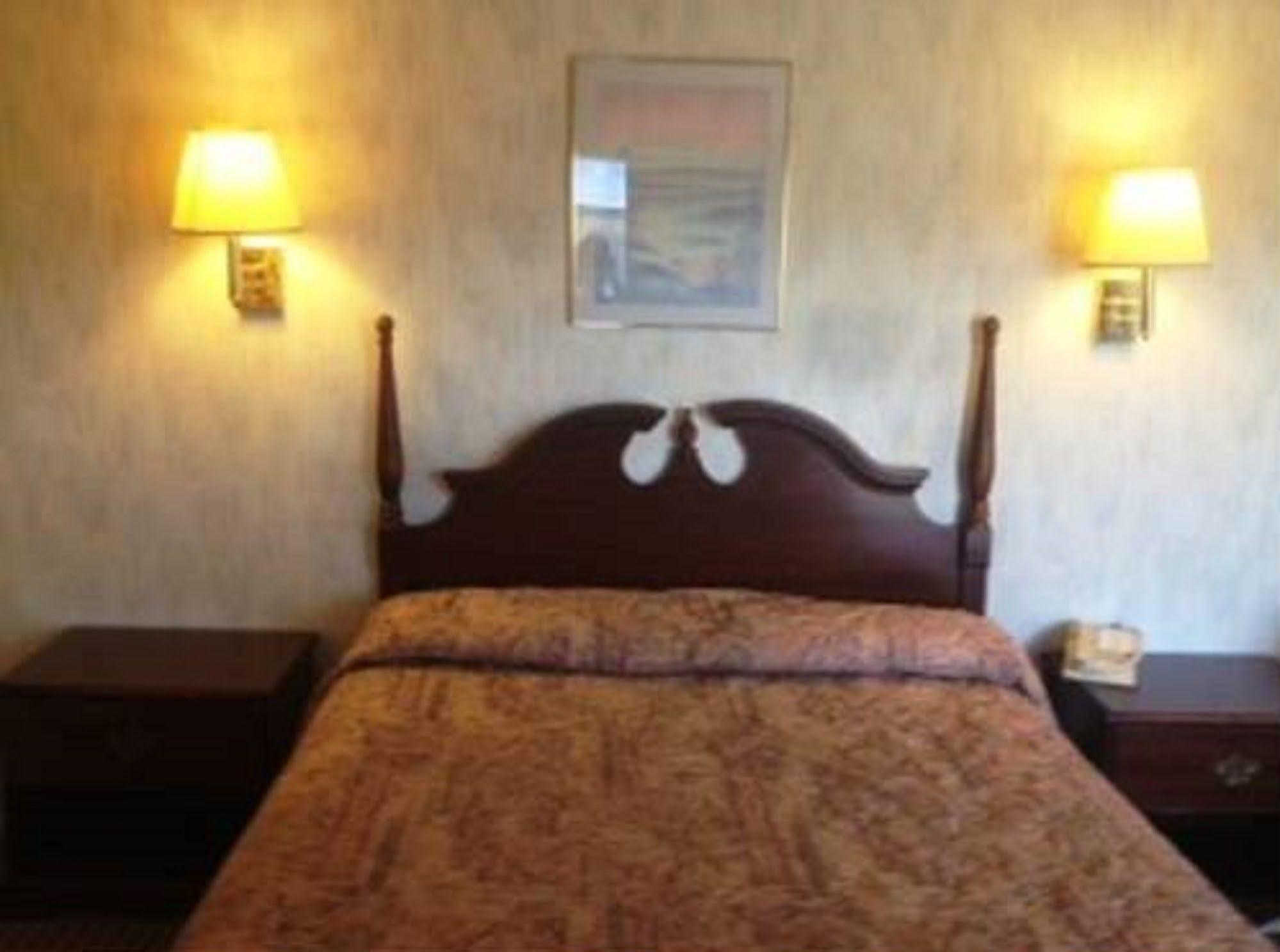 בישופ Thunderbird Motel מראה חיצוני תמונה